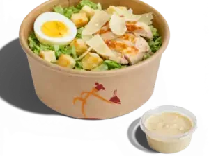 Laitue romaine Blanc de poulet Parmesan Croûtons Œufs